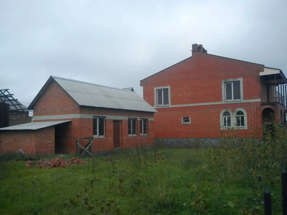 Продаю 2 поверховий дім з ділянкою на 10 соток, вул. Радіщев