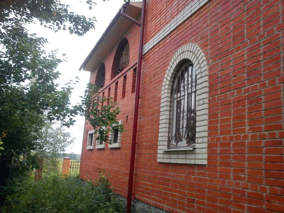 Продаю 2 поверховий дім з ділянкою на 10 соток, вул. Радіщев