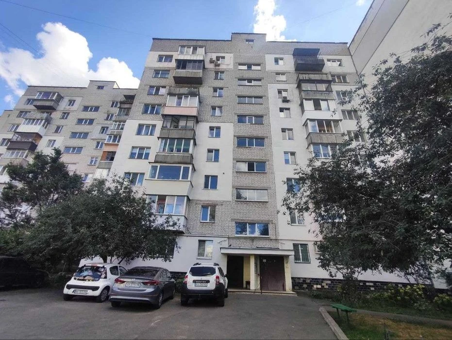 Продається 3-кімнатна квартира біля метро Деміївська, вул. Ф
