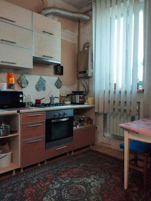 Selling a 1-room apartment on Kholodnaya Gora.