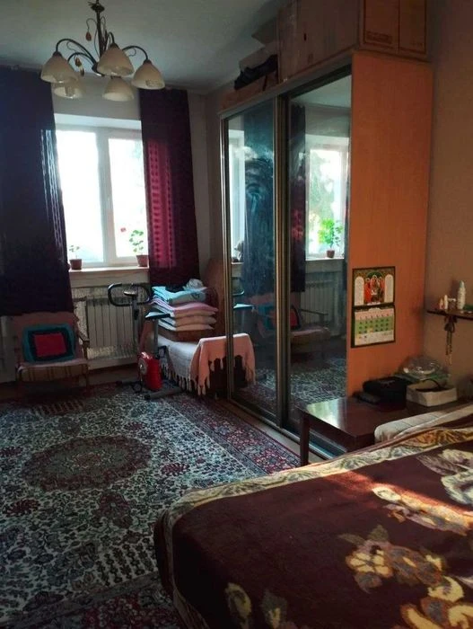 Selling a 1-room apartment on Kholodnaya Gora.