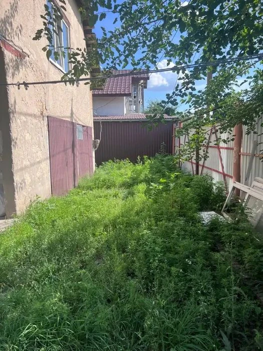 Просторий будинок на вулиці Професора Кулішова