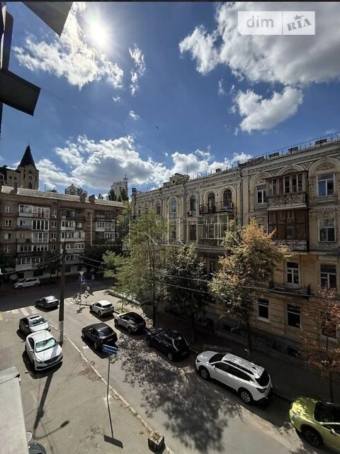 Продаж 2к квартири 52 кв. м на вул. Олександра Кониського 2