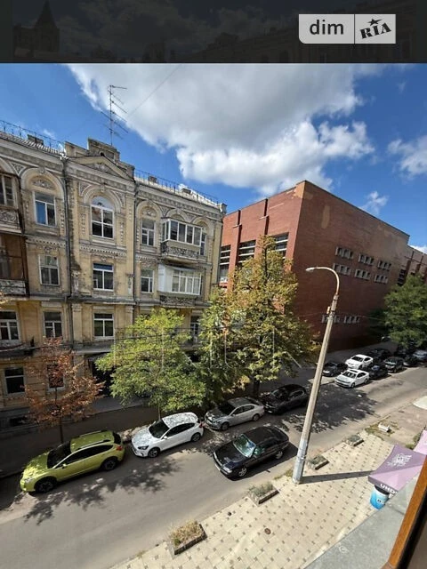 Продаж 2к квартири 52 кв. м на вул. Олександра Кониського 2