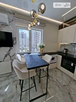 Продаж 2к квартири 41.5 кв. м на вул. Михайла Максимовича 26