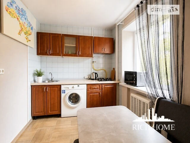 Продаж 2к квартири 41.5 кв. м на просп. Любомира Гузара 14А