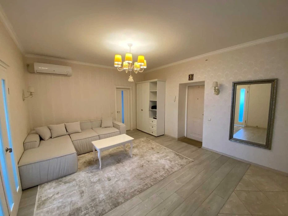 продам 2 х кімнатну в центрі міста на Користильова(колишня Г