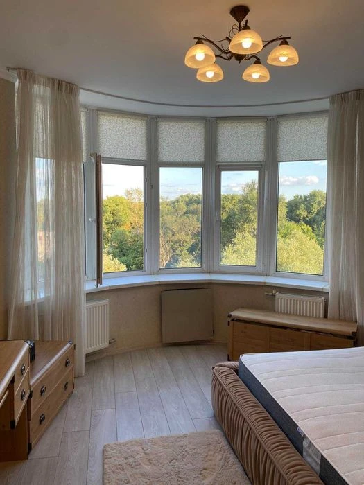продам 2 х кімнатну в центрі міста на Користильова(колишня Г