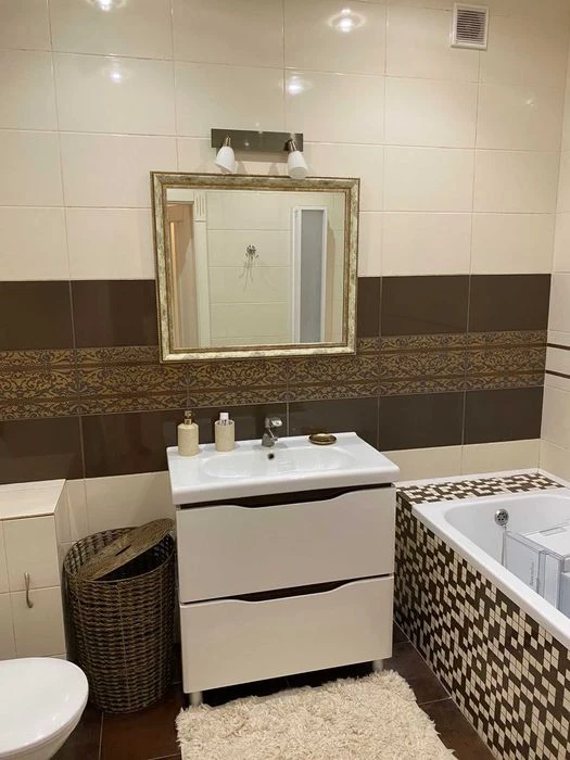 продам 2 х кімнатну в центрі міста на Користильова(колишня Г
