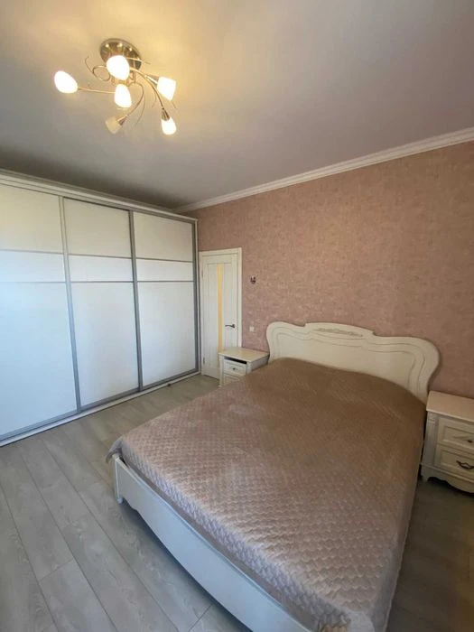 продам 2 х кімнатну в центрі міста на Користильова(колишня Г