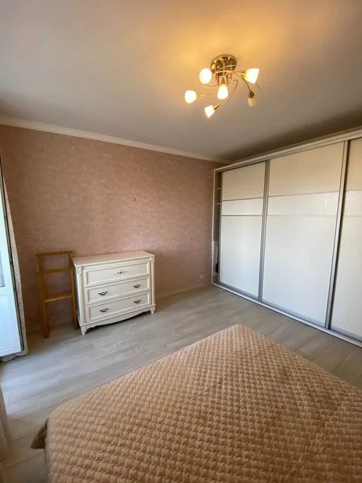 продам 2 х кімнатну в центрі міста на Користильова(колишня Г