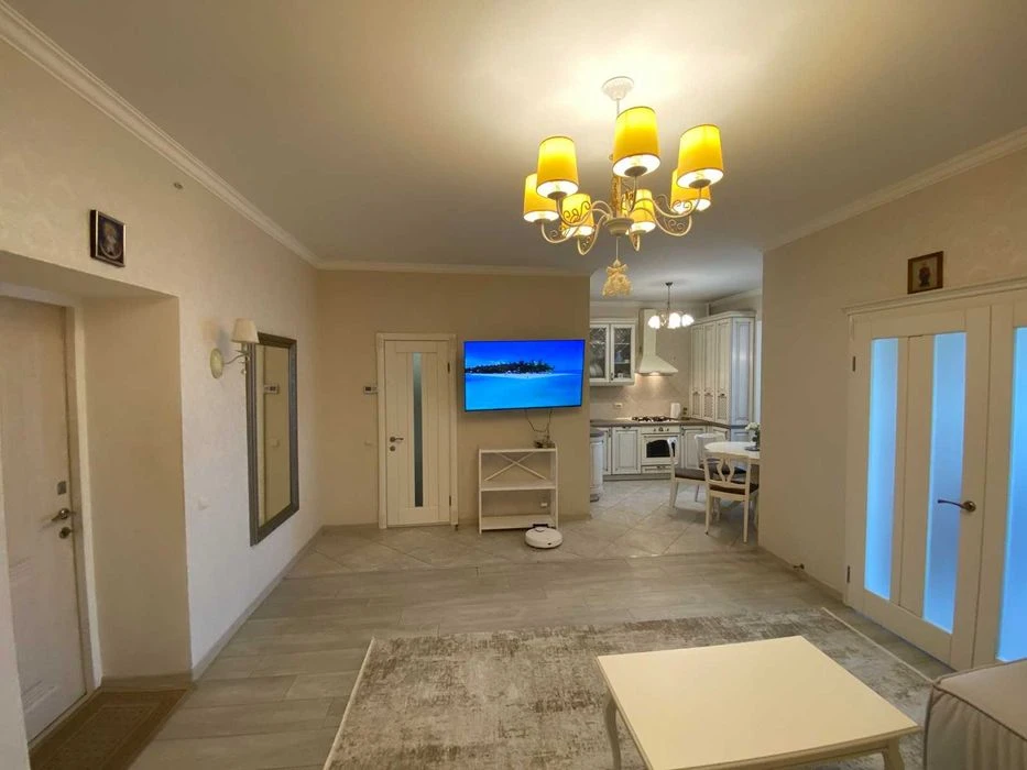 продам 2 х кімнатну в центрі міста на Користильова(колишня Г