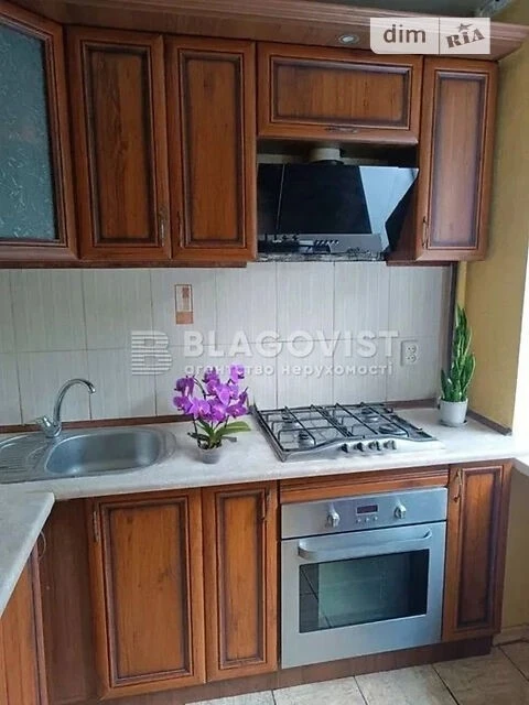 Продаж 2к квартири 46 кв. м на вул. Коновальця Євгена 15 • I