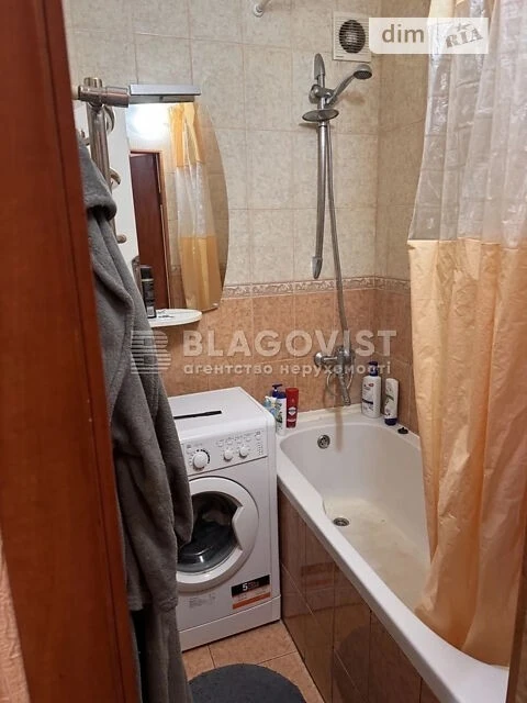 Продаж 2к квартири 46 кв. м на вул. Коновальця Євгена 15 • I