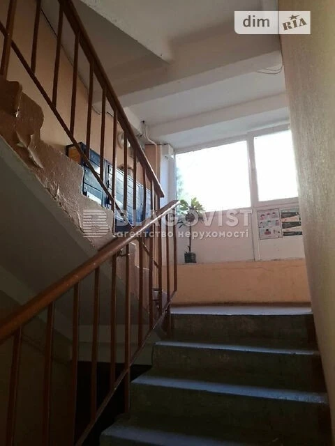 Продаж 2к квартири 46 кв. м на вул. Коновальця Євгена 15 • I