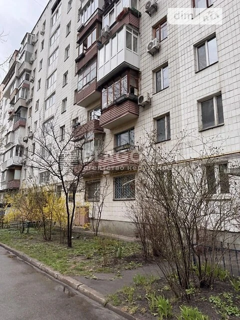 Продаж 2к квартири 46 кв. м на вул. Коновальця Євгена 15 • I