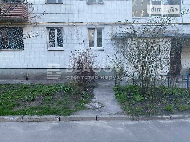 Продаж 2к квартири 46 кв. м на вул. Коновальця Євгена 15 • I