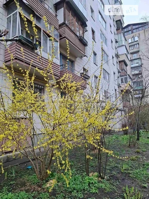 Продаж 2к квартири 46 кв. м на вул. Коновальця Євгена 15 • I