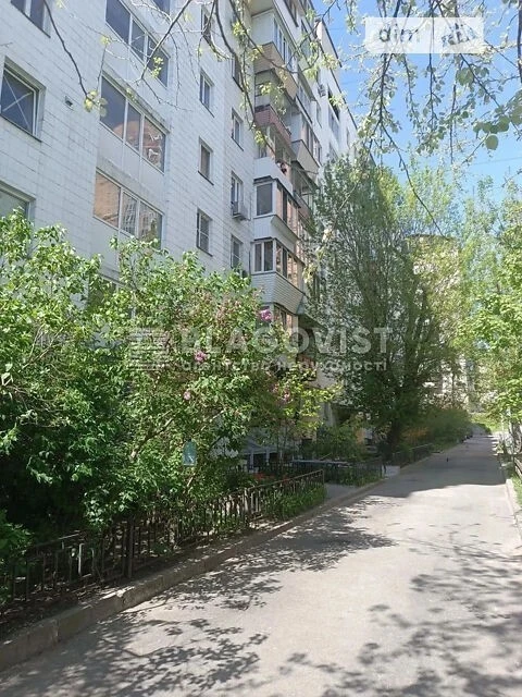 Продаж 2к квартири 46 кв. м на вул. Коновальця Євгена 15 • I