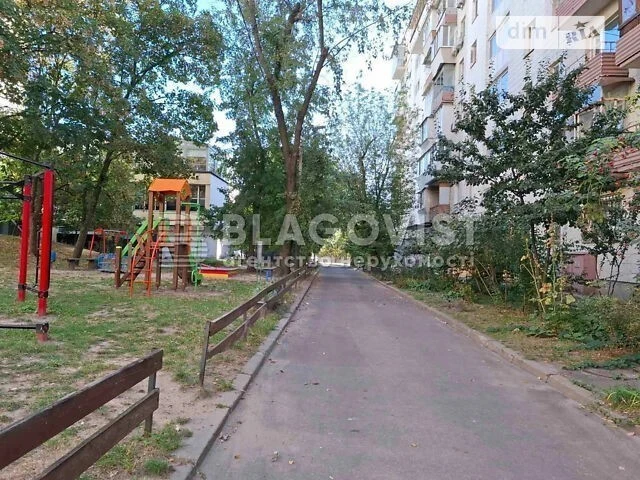Продаж 2к квартири 46 кв. м на вул. Коновальця Євгена 15 • I