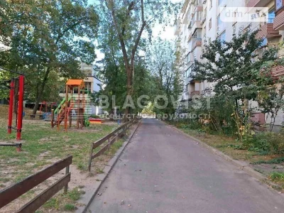 Продаж 2к квартири 46 кв. м на вул. Коновальця Євгена 15 • I