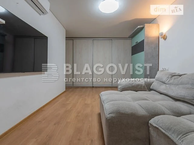 Продаж 2к квартири 50 кв. м на вул. Коновальця Євгена 15 • I