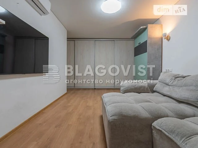 Продаж 2к квартири 50 кв. м на вул. Коновальця Євгена 15 • I