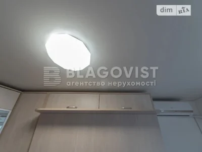 Продаж 2к квартири 50 кв. м на вул. Коновальця Євгена 15 • I