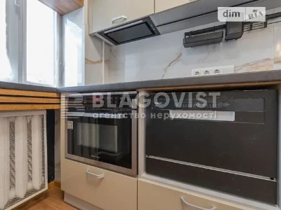 Продаж 2к квартири 50 кв. м на вул. Коновальця Євгена 15 • I