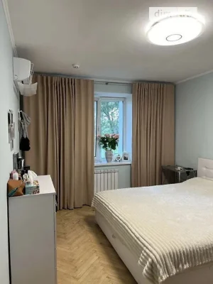 Продаж 3к квартири 80 кв. м на просп. Володимира Івасюка 20А