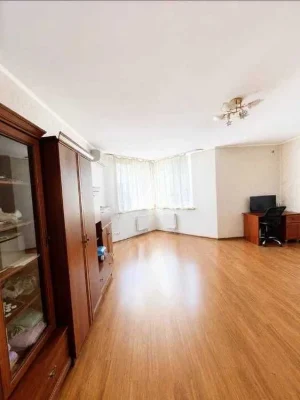 Продам 1-кімнатну квартиру з ремонтом у Києві, Біля метро, Б