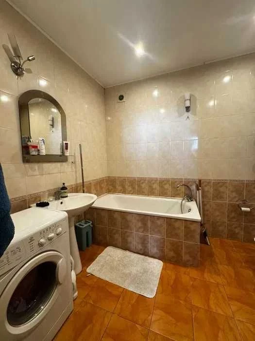 Продам 1-кімнатну квартиру з ремонтом у Києві, Біля метро, Б