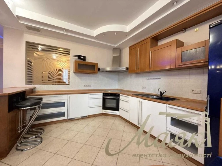 Продаж 3-кімнатної квартири 140 м2 Печерськ, Драгомирова, Ве