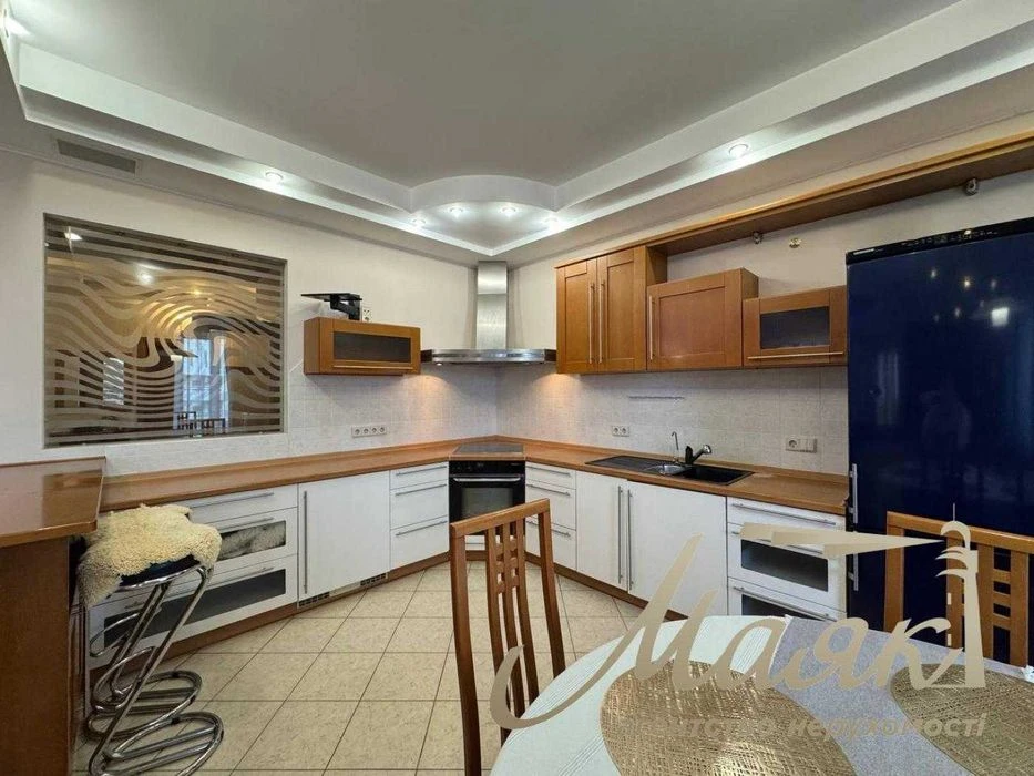 Продаж 3-кімнатної квартири 140 м2 Печерськ, Драгомирова, Ве