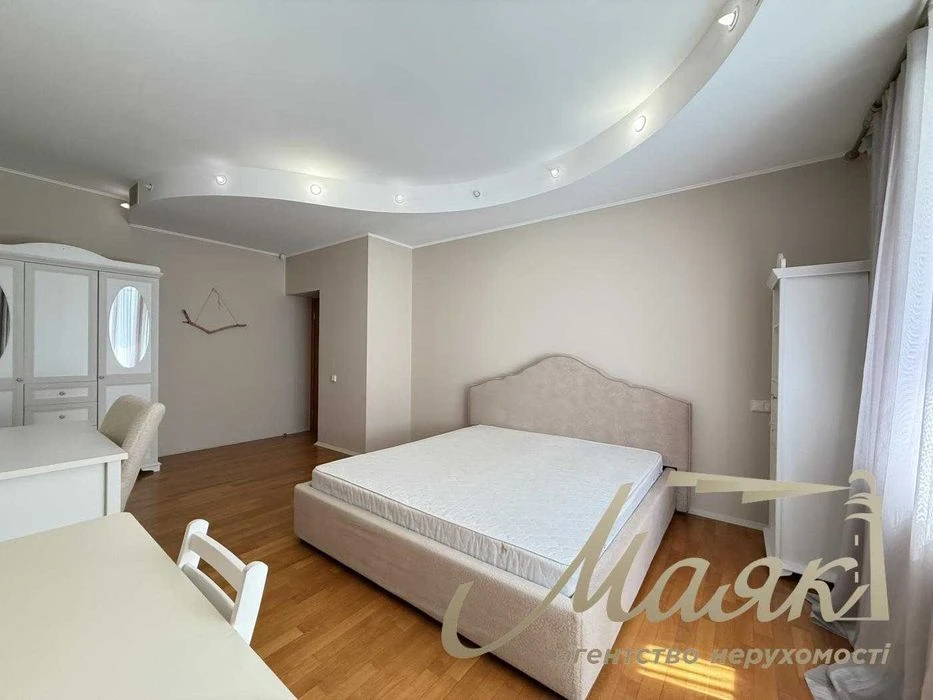 Продаж 3-кімнатної квартири 140 м2 Печерськ, Драгомирова, Ве