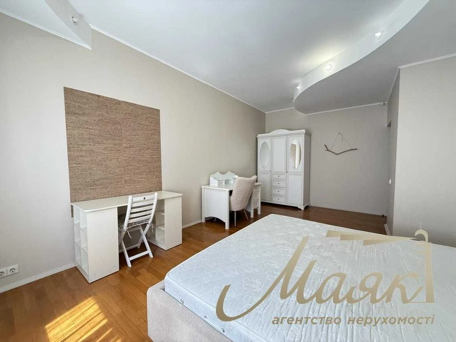 Продаж 3-кімнатної квартири 140 м2 Печерськ, Драгомирова, Ве