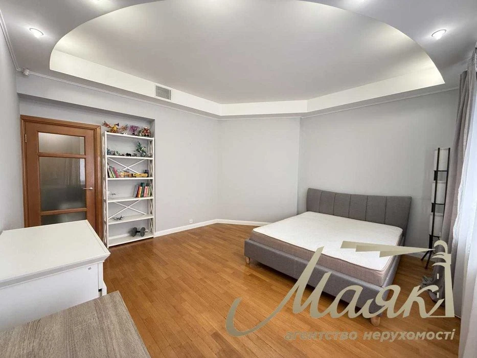 Продаж 3-кімнатної квартири 140 м2 Печерськ, Драгомирова, Ве