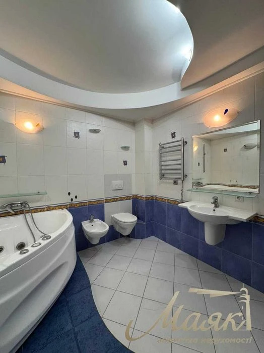 Продаж 3-кімнатної квартири 140 м2 Печерськ, Драгомирова, Ве