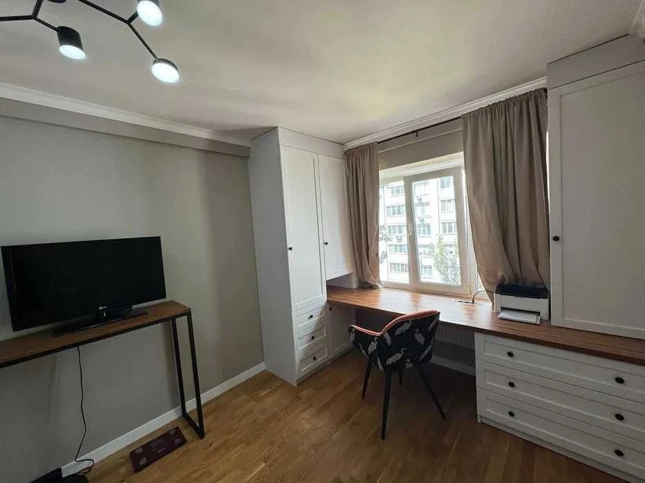 Продаж 3к квартири, Гетьмана Кирилла Разумовского 12, Святош