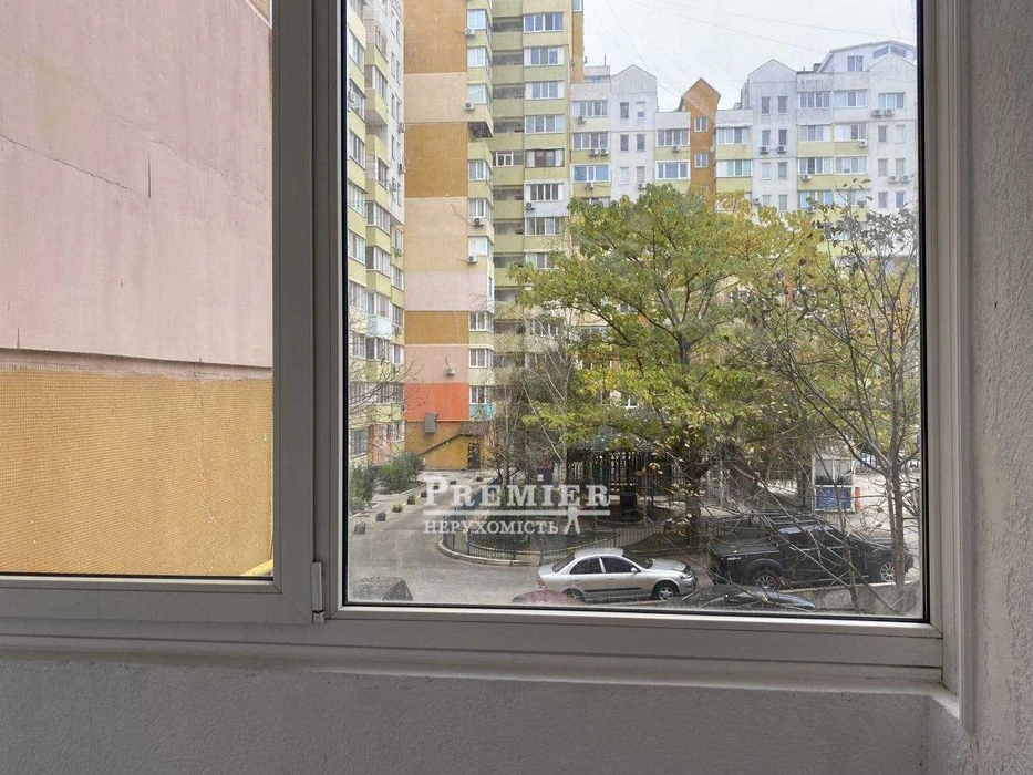 продам трихкімнатну квартиру 94 кв.м на Ак. Сахарова