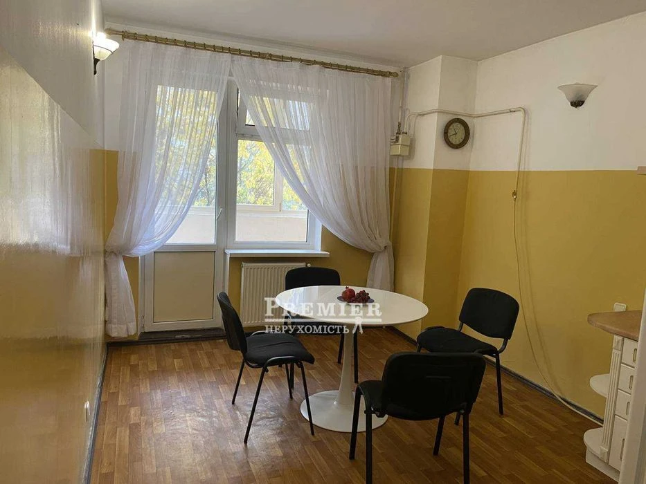 продам трихкімнатну квартиру 94 кв.м на Ак. Сахарова