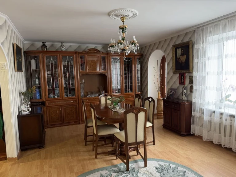 Велика 3х кімнатна, цегляний спецпроект 2000х років, дворівн