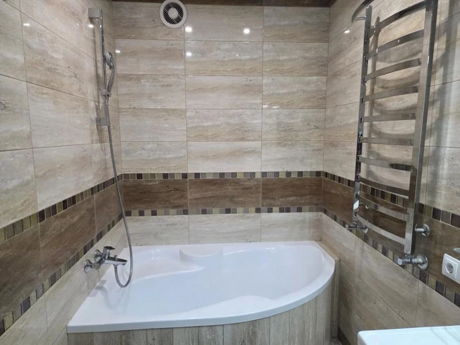 Продаж 2 кім.квартира 77.10 м² 2/11ц вул.Богдана  Хмельницьк
