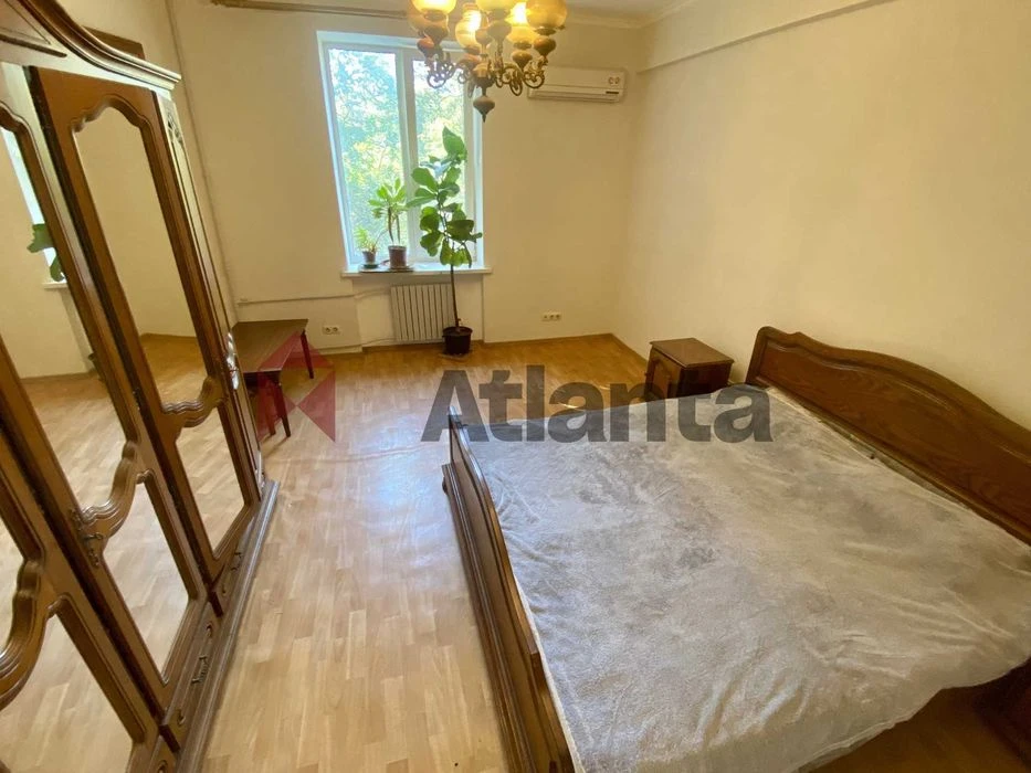 Продаю двухкомнатную в "сталинке" на пр.Шевченко