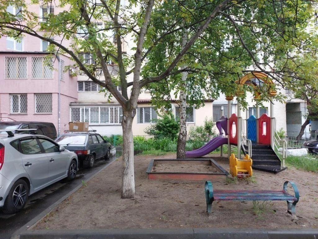 Продаж 4-кімнатної квартири 93 м², Кирилівська вул., 30/5
