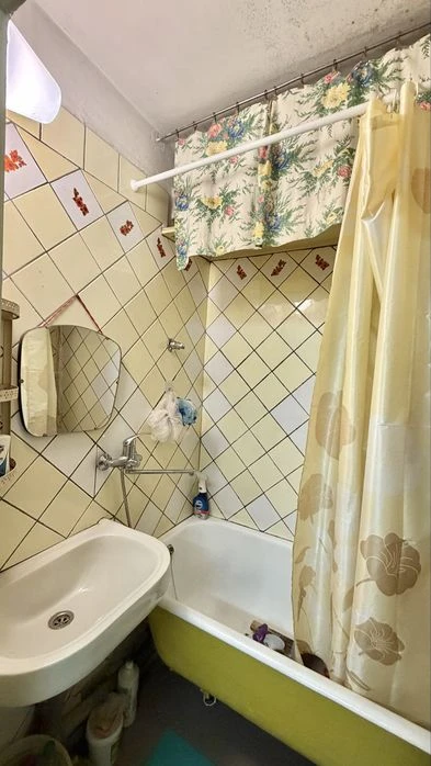 Продаж 3-кімн кв по вул Героїв Крут ( 12 квітня)