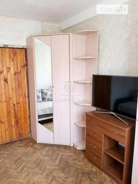 Room for sale 11.1 sq. m. on Akademika Dobrokhotova 8 •