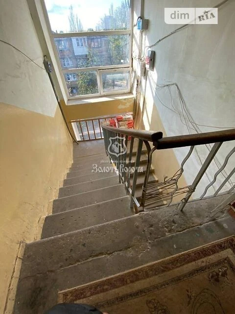 Room for sale 11.1 sq. m. on Akademika Dobrokhotova 8 •