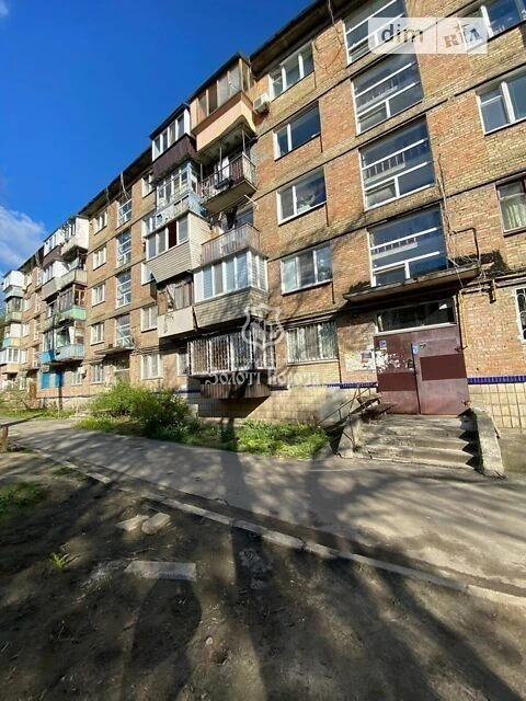 Room for sale 11.1 sq. m. on Akademika Dobrokhotova 8 •
