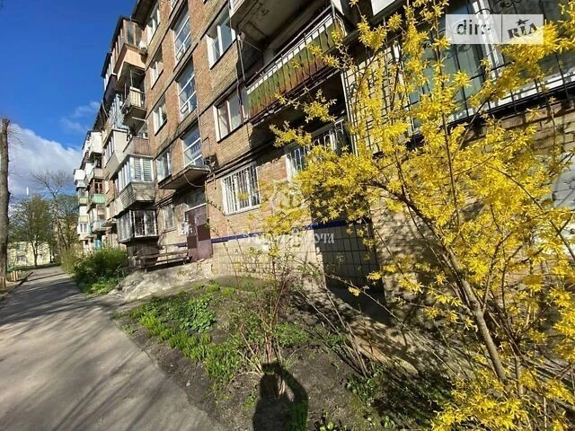 Room for sale 11.1 sq. m. on Akademika Dobrokhotova 8 •